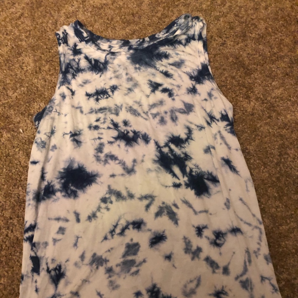 T-shirt nlue and white tie-dye